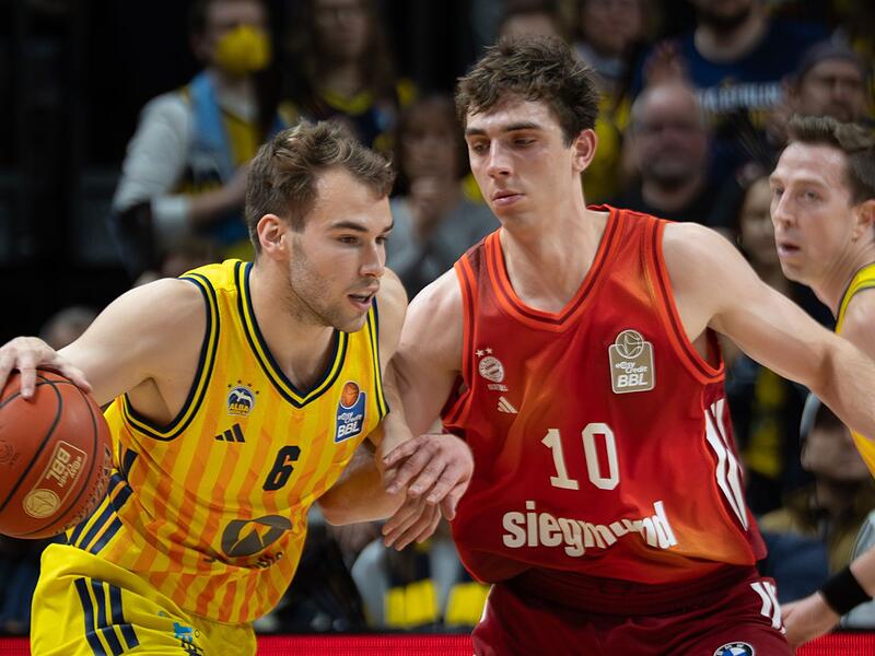 Malte Delow (mit Ball, im Duell mit Bayern-Spieler Justinian Jessup) hat sich mittlerweile zu einem absoluten Berliner Leistungstr&auml;ger entwickelt.