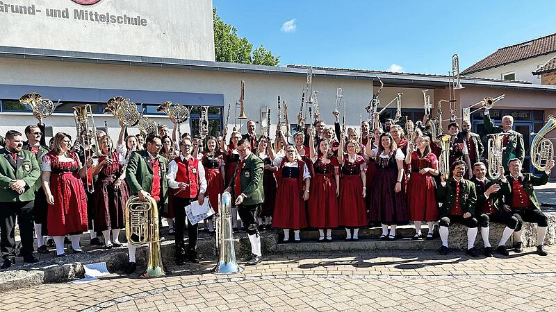 Das Symphonische Blasorchester trat beim Wertungsspiel in Oberhaid auf. Das Symphonische Blasorchester trat beim Wertungsspiel in Oberhaid auf.