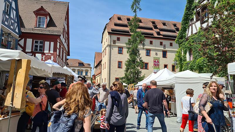 Der Kunsthandwerkermarkt vor der KaiserpfalzForchheim & Fr&auml;nkische Schweiz