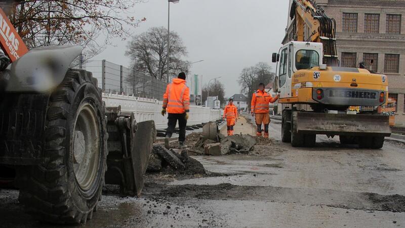 Nieselregen und kalter Wind: Die Witterung auf der Baustelle   vor der Fortuna Kulturfabrik in H&ouml;chstadt  ist derzeit rau.