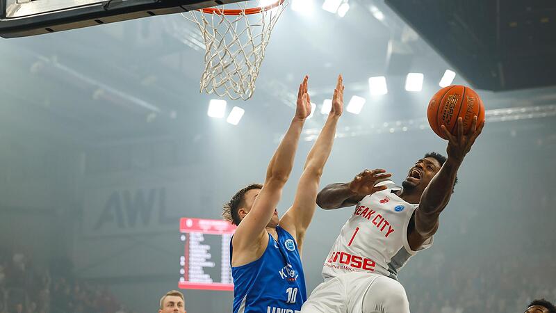 Patrick Miller (r.) erwischte wie die meisten seiner Teamkollegen einen schwachen Tag. Nur sechs Punkte und drei Assistis gelangen dem Bamberger Aufbauspieler, der sich hier gegen Hugo Toom durchsetzt.