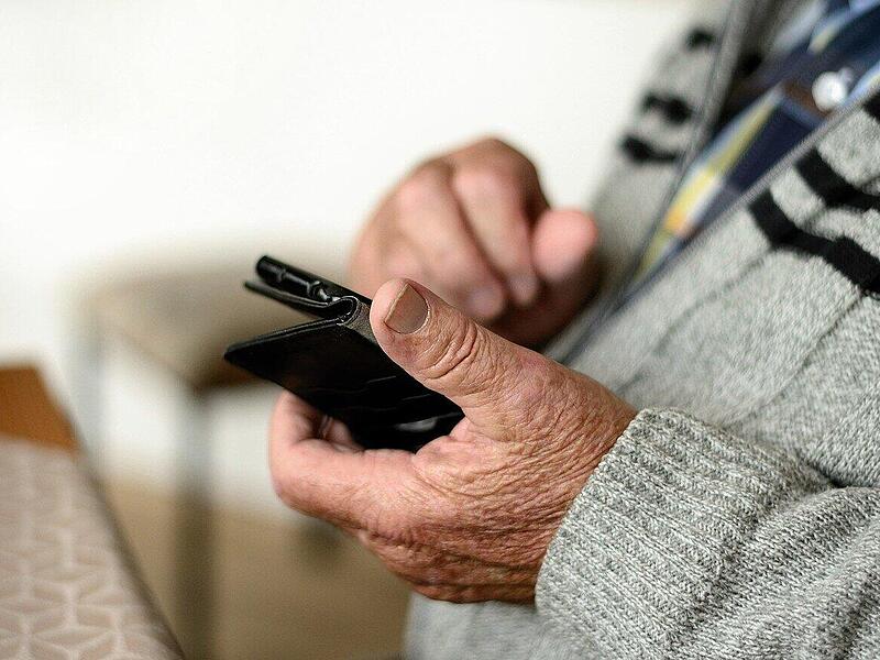 Senior im Kreis Bamberg am Telefon betrogen: Display zeigt Namen von Hausbank