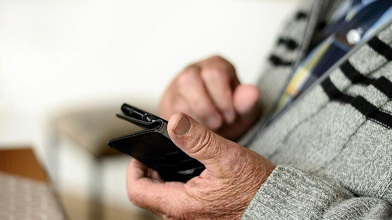 Senior im Kreis Bamberg am Telefon betrogen: Display zeigt Namen von Hausbank Senior im Kreis Bamberg am Telefon betrogen: Display zeigt Namen von Hausbank