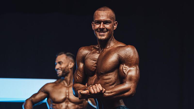 Yannick Reinlein beim Posieren auf der WettkampfbühneForchheim & Fränkische Schweiz Yannick Reinlein beim Posieren auf der WettkampfbühneForchheim & Fränkische Schweiz
