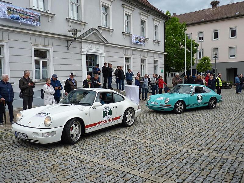 Weitere Porsche entern den Marktplatz..