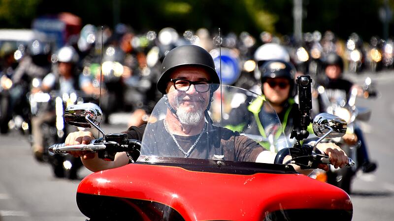 Toy Run Gut 2000 Biker haben sich 2025 am Toy-Run-Autokorso durch die Bamberger Innenstadt beteiligt.
