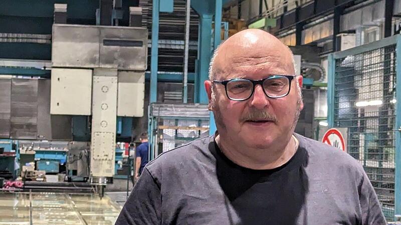 Hardy M&uuml;ller in der Fertigungshalle der Werkzeugmaschinenfabrik Waldrich Coburg.