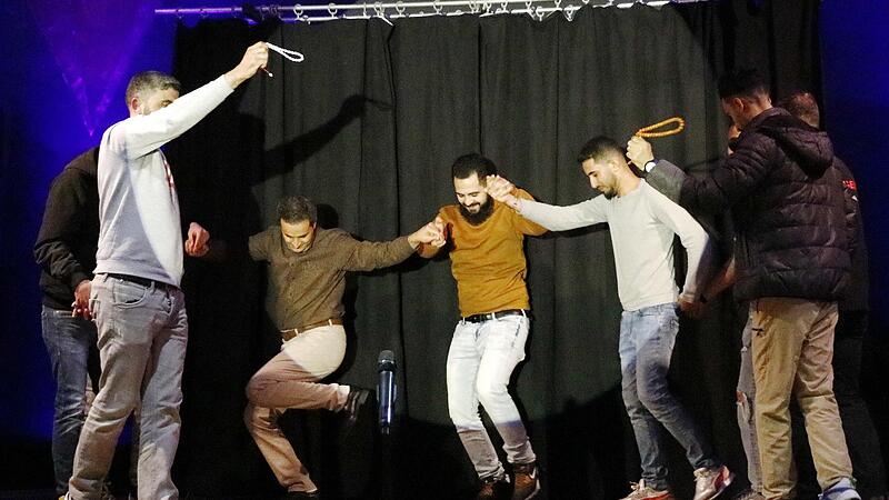 Zu Musik aus ihrem Herkunftsland tanzten diese Neu-Pressecker aus Syrien. Zu Musik aus ihrem Herkunftsland tanzten diese Neu-Pressecker aus Syrien.