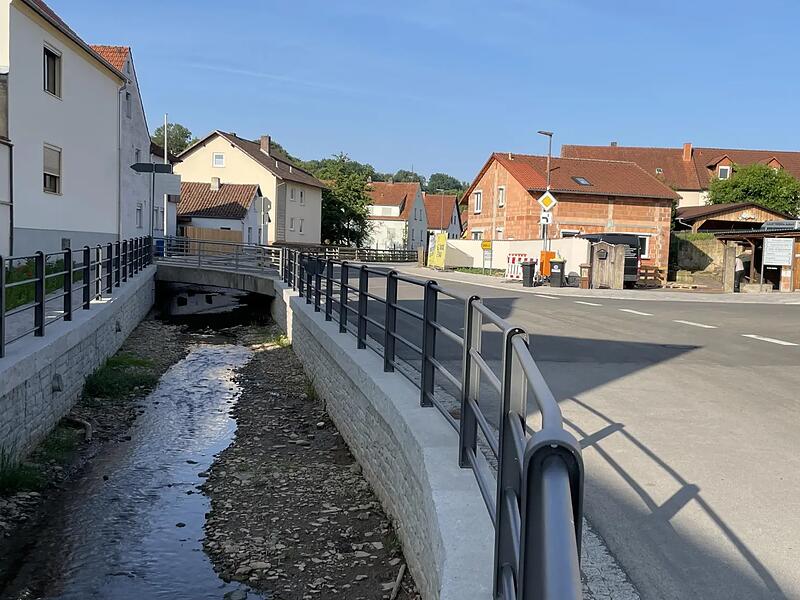 Der Ausbau des Reichenbachs in Burglauer ist fast abgeschlossen. Auch die Bushaltestelle in der B&uuml;ndstra&szlig;e (hinten rechts) wurde neu gestaltet.