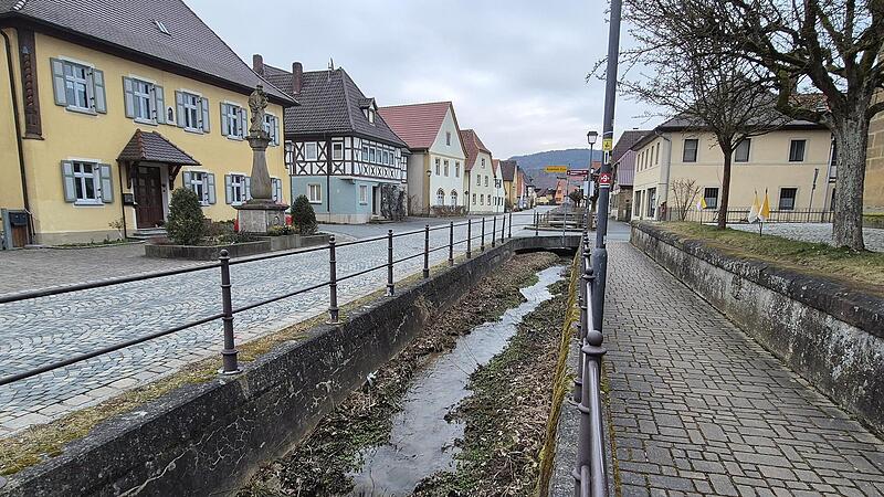 Bei Regen reicht das Wasser schon bis zur Brücke. Daher fragte eine Kleukheimer Bürgerin, wann hier gehandelt wird.