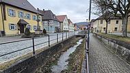 Bei Regen reicht das Wasser schon bis zur Brücke. Daher fragte eine Kleukheimer Bürgerin, wann hier gehandelt wird.