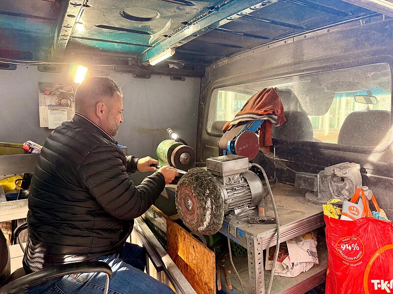 Messerschleifer Roman Weiß (53) bei der Arbeit. Höchste Konzentration ist gefragt.