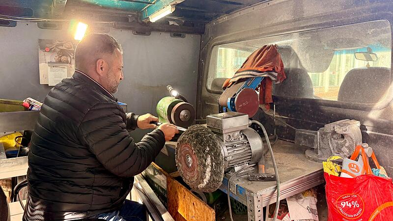 Messerschleifer Roman Weiß (53) bei der Arbeit. Höchste Konzentration ist gefragt.