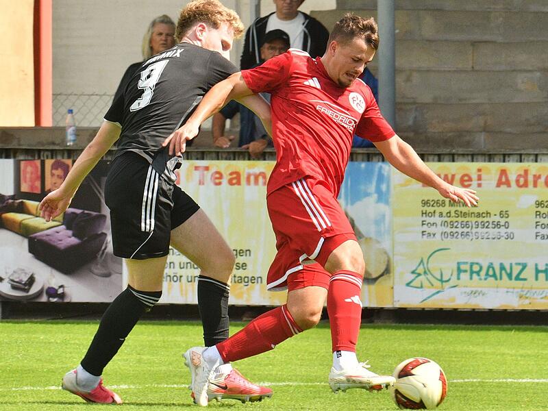 Der Lichtenfelser Edgar Wagner - hier gegen Buttenheims Mirco Sawinsky - und seine Mannschaft sind in der Bezirksliga die Gejagten.