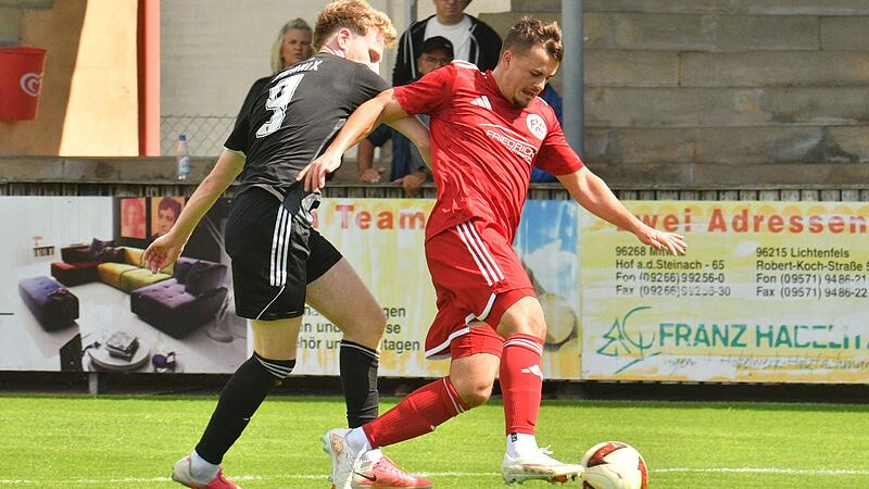 Der Lichtenfelser Edgar Wagner - hier gegen Buttenheims Mirco Sawinsky - und seine Mannschaft sind in der Bezirksliga die Gejagten.