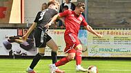 Der Lichtenfelser Edgar Wagner - hier gegen Buttenheims Mirco Sawinsky - und seine Mannschaft sind in der Bezirksliga die Gejagten.