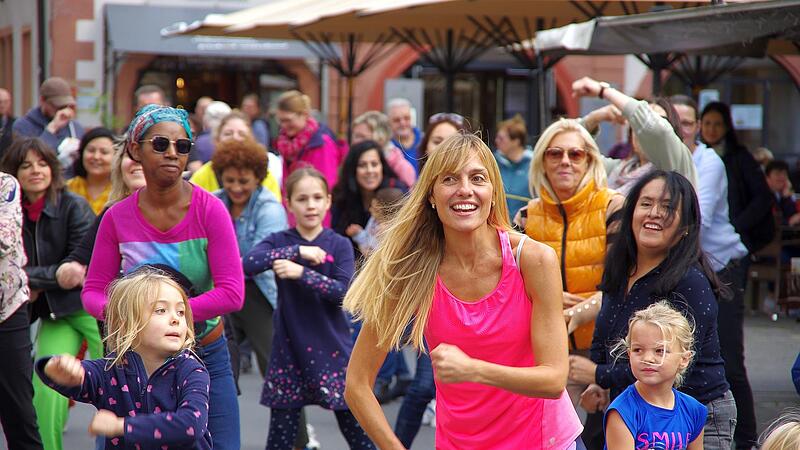 Der Flashmob beim Auftritt auf dem Marktplatz, im Vordergrund Julia Robertson-Honsel.