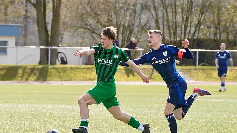 Zu schnell: &bdquo;M&ouml;nche&ldquo;-Kapit&auml;n Tobias Biemann bekommt den Neukenrother Angreifer nicht zu fassen.