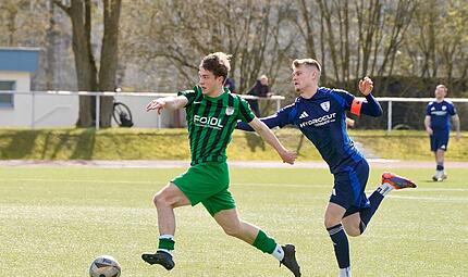 Zu schnell: „Mönche“-Kapitän Tobias Biemann bekommt den Neukenrother Angreifer nicht zu fassen. Zu schnell: „Mönche“-Kapitän Tobias Biemann bekommt den Neukenrother Angreifer nicht zu fassen.