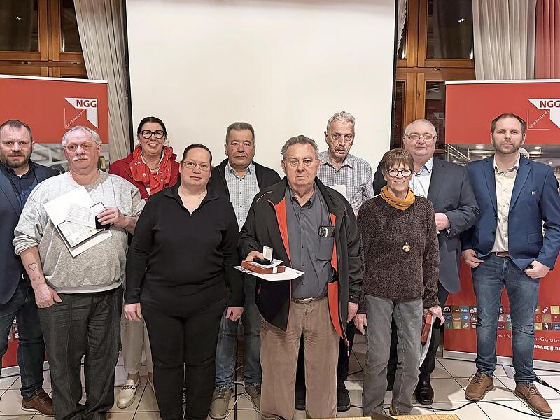Die NGG ehrte treue Mitglieder (von links): Timo Schneider (NGG), Luitpold Hohner, Susanne Natter (NGG), Michaela Wiegand (Sprecherin NGG Ortsstelle Westoberfranken), Gerhard Seifert, Ernst Patz, Klaus Bogacki, Erika Freibott, Robert Linhardt, Mar...