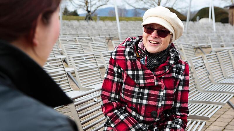 Frische Luft tut gut: Hildegard Kirchler geht gerne mit den Patienten in den Kurpark. Frische Luft tut gut: Hildegard Kirchler geht gerne mit den Patienten in den Kurpark.