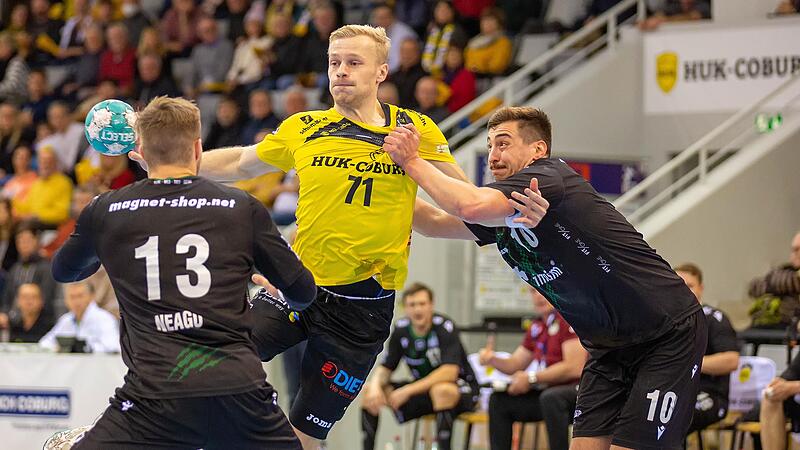 Coburgs Kapit&auml;n Andreas Schr&ouml;der (M.) spielte zwischen 2017 und 2019 beim HC Erlangen mit dem heutigen Trainer des TuS N-L&uuml;bbecke, Michael Haa&szlig;, und TuS-Torwart Nikolas Katsigiannis in einer Mannschaft.