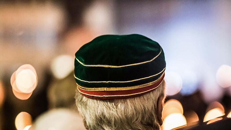 Im Coburger Convent sind rund hundert schlagende Studentenverbindungen zusammengeschlossen. Jedes Jahr an Pfingsten findet ein großes Treffen in Coburg in Oberfranken. Im Coburger Convent sind rund hundert schlagende Studentenverbindungen zusammengeschlossen. Jedes Jahr an Pfingsten findet ein großes Treffen in Coburg in Oberfranken.
