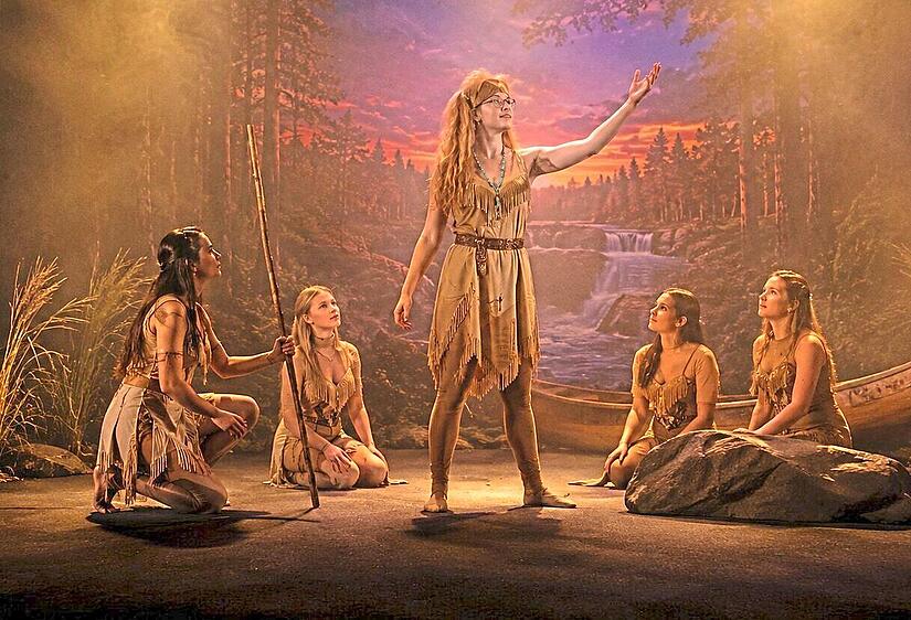 Eine Probeszene aus dem eigens geschaffenen Musicalblock &bdquo;Pocahontas&ldquo; - zu sehen: Teile des Theater- und Musicalensembles Tettau.Veranstalter