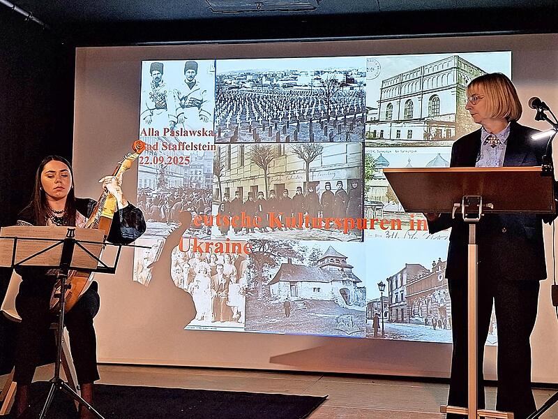 Alla Paslawska (rechts), Professorin an der Nationalen Iwan-Franko Universität in Lwiw, hielt einen Vortrag über „Deutsche Kulturspuren in der Ukraine“, musikalisch untermalt von Nataliia Hrabarska auf einer Bandura.