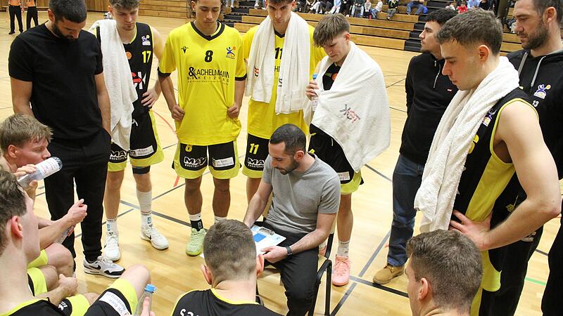 TSV-Headcoach Mark V&ouml;lkl (sitzend), Co-Trainer Daniel Schmidt (links) und das gesamte G&uuml;&szlig;bacher Team haben trotz des Halbfinal-Aus auch in dieser Saison geliefert und die 2022 begonnene Erfolgsserie fortgesetzt.