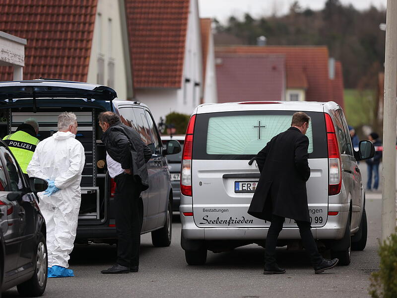 Familiendrama in Mittelfranken: Junge (17) tötet Schwester (14) und verletzt Mutter (41) schwer - Zeugen hörten Schreie und verständigten die Polizei - Tatverdächtiger bei Fahndungsmaßnahmen in Tatortnähe festgenommen - Umfangreiche Spurensicherungsmaßnahmen - Blutspuren am Fensterrahmen und zum Nachbarhaus führend - Hintergründe des Verbrechens noch unklar - Ermittlungsrichter soll am Samstag über Haftfrage entscheidenFamiliendrama in Weisendorf: Bilder zeigen die Ermittler vor Ort