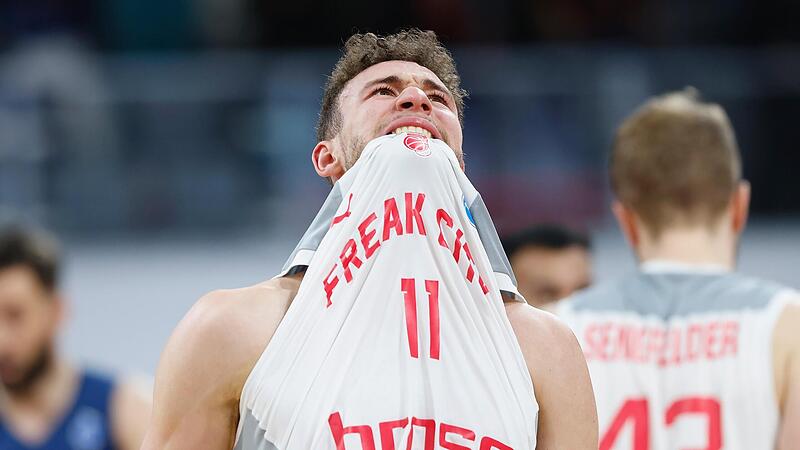 Pechvogel Kevin Wohlrath beißt voller Frust in sein Trikot.