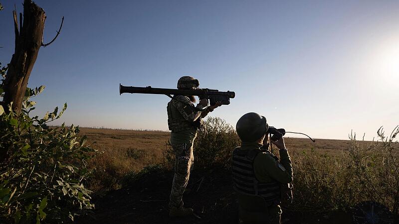 Ukrainische Soldaten  zielen mit einer Flugabwehrrakete auf die Frontlinie  bei Bachmut.