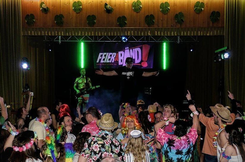 Nachdem das Publikum vom Partyduo &bdquo;Feiera-B&auml;nd&rdquo;  vorgew&auml;rmt worden war, feierte am sp&auml;teren Abend die neue Nummer der Br&uuml;ckenauer Showtanzgruppe Heim-Premiere.