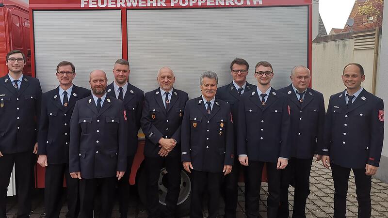 Unser Foto zeigt (von links) 1. Kommandant Maximilian Metz, Christian Schmitt, Andreas Eichhorn, Philipp Kr&ouml;ckel, Walter Pfrang, Egon Hartmann, Felix Wimmel, Christoph Metz, Thomas Emmert sowie 2. Kommandanten Fabian Baier.