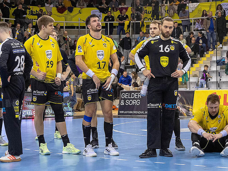 Entt&auml;uschte Gesichter beim HSC Coburg nach der knappen 35:36-Niederlage gegen Dormagen.