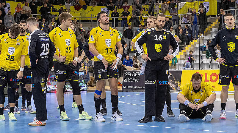 Entt&auml;uschte Gesichter beim HSC Coburg nach der knappen 35:36-Niederlage gegen Dormagen.