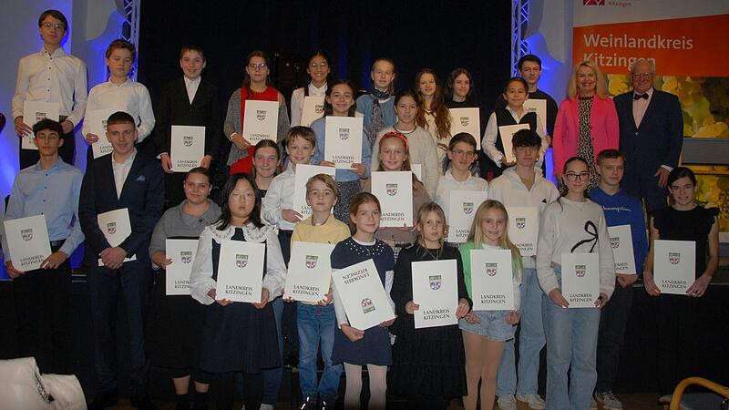 Jury-Vorsitzender Ernst Oestreicher und Landr&auml;tin Tamara Bischof (hinten rechts) gratulierten den 46 Kindern und jugendlichen reistr&auml;gern beim Kunstpreis des Landkreises.