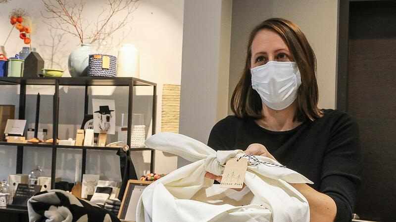 Jutta Freitag vom Design-Laden „Pasang“ in Forchheim  verpackt Geschenke nachhaltig. Damit die diesjährige Shoppingtour bis Weihnachten gelingt, sollten Käuferinnen und Käufer nicht bis zum letzten Augenblick warten und einiges beachten, raten Experten.Forchheim & Fränkische Schweiz