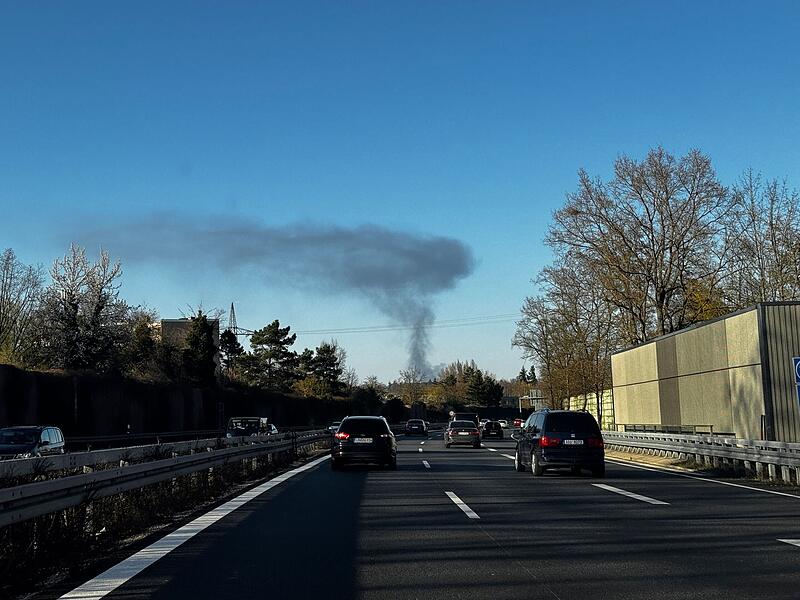 Am Freitag, 4. April 2025, sorgte ein Feuer beim Recyclinghof und Entsorgungsbetrieb Fritsche in Forchheim f&uuml;r einen Gro&szlig;einsatz.