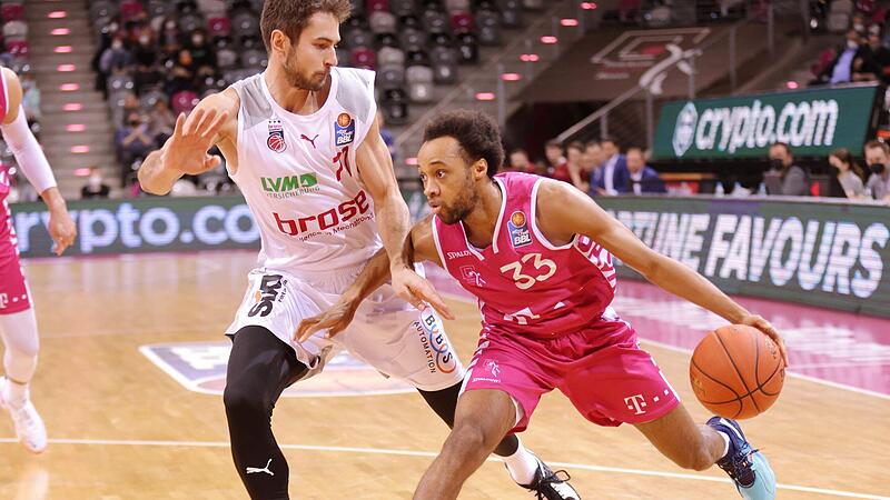 Peter Jackson-Cartwright (rechts, im Duell mit dem Bamberger Tomas Kyzlink) erzielte die ersten 17 Punkte seines Teams. Peter Jackson-Cartwright (rechts, im Duell mit dem Bamberger Tomas Kyzlink) erzielte die ersten 17 Punkte seines Teams.