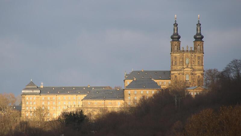 Die markante Silhouette der ehemaligen Benediktinerabtei Banz wurde im 18. Jahrhundert von Leonhard und Johann Dientzenhofer gestaltet und ist im Maintal weithin sichtbar.