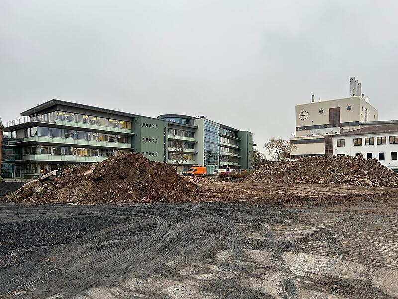 Nach wie vor eine große Baustelle ist diese Fläche am Schillerplatz in Coburg. Bis vor wenigen Monaten stand hier noch ein Verwaltungsgebäude der SÜC.