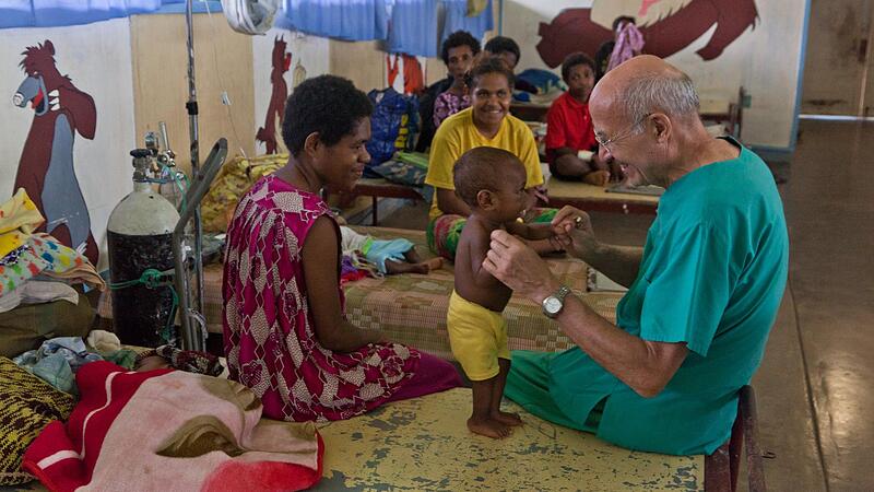 Visite auf der Kinderstation: Vor allem, wenn er Kindern helfen konnte, zog Dr. Hubert Schildhauer aus seiner T&auml;tigkeit in Papua-Neuguinea gro&szlig;e Befriedigung und Freude.