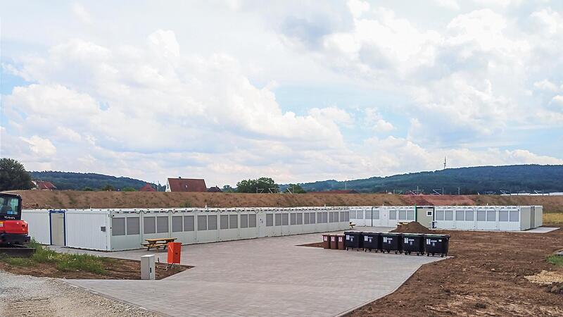 Entstehen im Landkreis Bamberg bald neue Container-Unterk&uuml;nfte? Die stark steigenden Zahlen veranlassen Landrat Johann Kalb (CSU) zu einem dringenden Appell an 36 B&uuml;rgermeister und B&uuml;rgermeisterinnen.