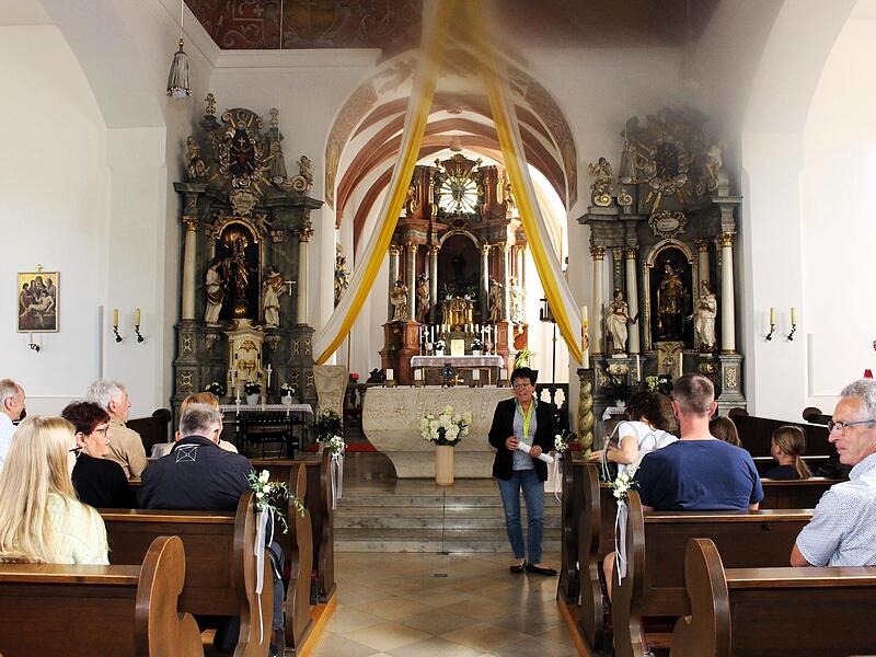 Christiane Kolbet (vorne) machte die Besucher mit der Geschichte der Kirche vertraut. Christiane Kolbet (vorne) machte die Besucher mit der Geschichte der Kirche vertraut.