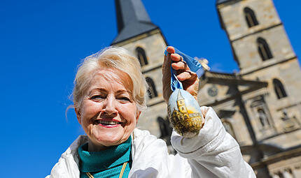 Osterei von Edith McMinn zeigt Klosteranlage St. Michael