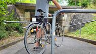 Ein normales Rad kommt gerade so durch die Schikane an der Fußgängerunterführung am Münnerstädter Schindberg. Mit Lastenfahrrad oder Kinderanhänger wird es jedoch problematisch. Ein normales Rad kommt gerade so durch die Schikane an der Fußgängerunterführung am Münnerstädter Schindberg. Mit Lastenfahrrad oder Kinderanhänger wird es jedoch problematisch.