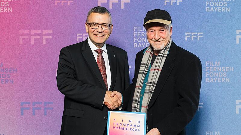 Medienminister Florian Herrmann zeichnet Bruno Schneyer aus.