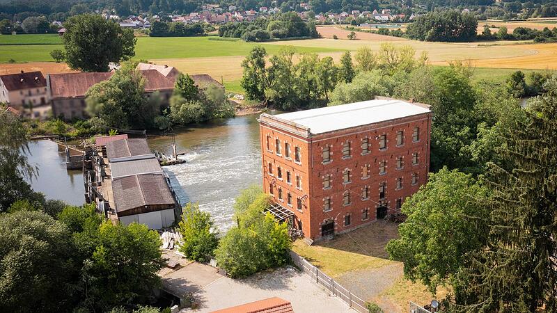 Die Baiersdorferm&uuml;hle mit dem markanten Backsteinbau unmittelbar an der Regnitz  zwischen M&ouml;hrendorf und Baiersdorf sucht einen K&auml;ufer mit einem tragf&auml;higen Nutzungskonzept.